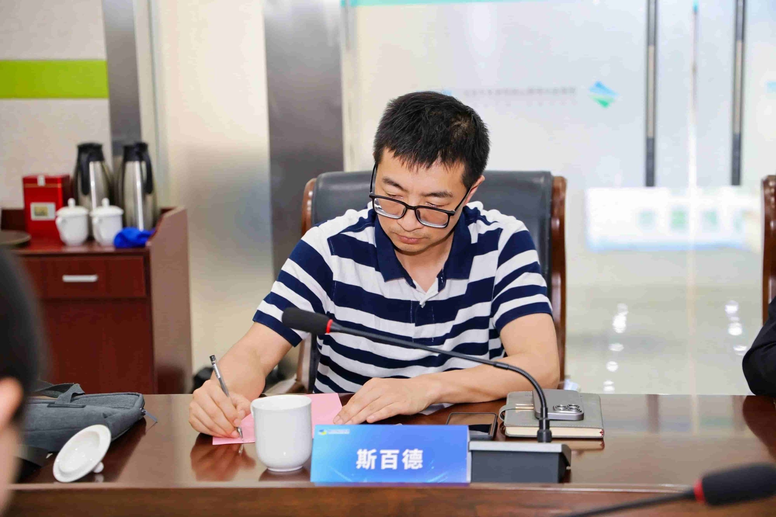 斯百德代表张子斌参加联盟理事会